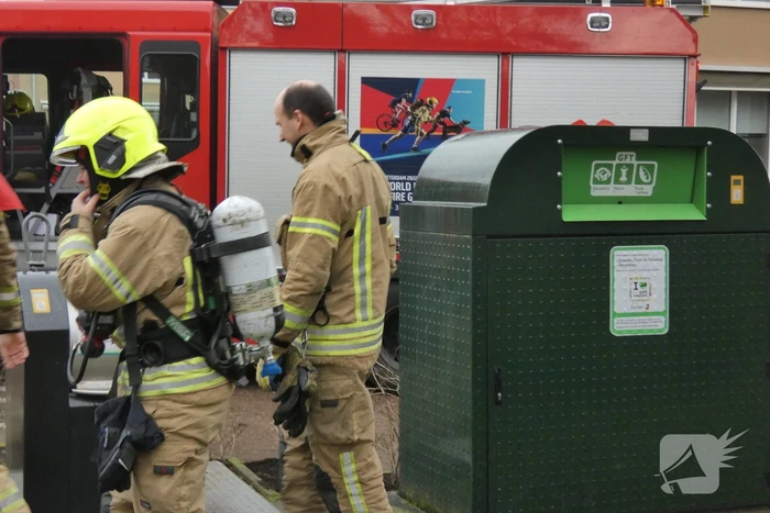 Brandweer blust brand in container
