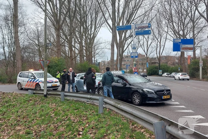 Kop-staartbotsing tussen auto en lesauto