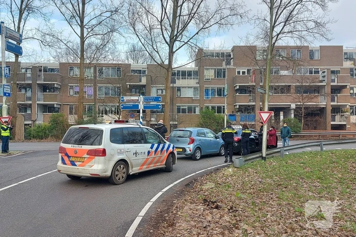 Kop-staartbotsing tussen auto en lesauto