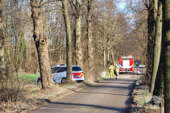 Overleden persoon aangetroffen in weiland