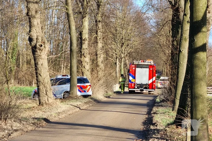 Overleden persoon aangetroffen in weiland