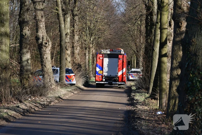 Overleden persoon aangetroffen in weiland