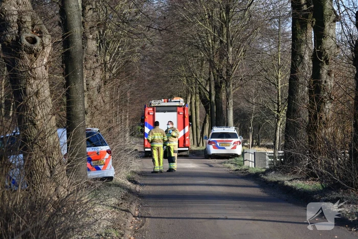 Overleden persoon aangetroffen in weiland