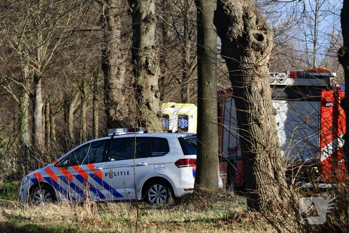 Overleden persoon aangetroffen in weiland