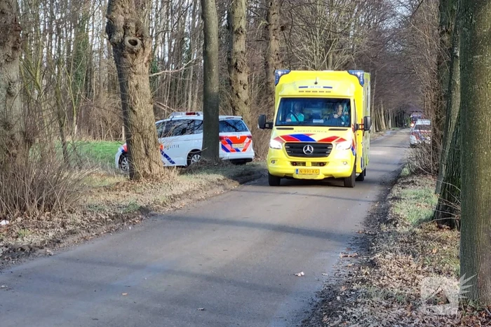 Overleden persoon aangetroffen in weiland