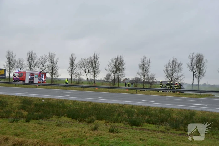 Auto brandt volledig uit op snelweg