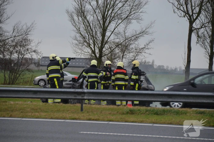 Auto brandt volledig uit op snelweg
