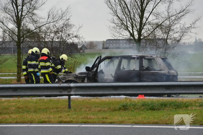 Auto brandt volledig uit op snelweg