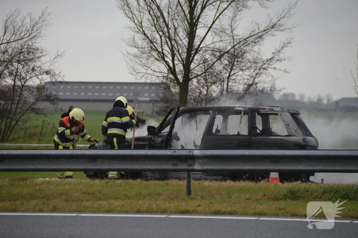 Auto brandt volledig uit op snelweg
