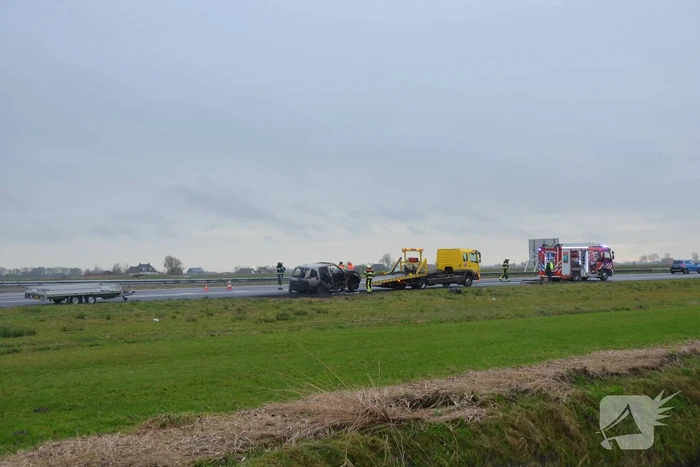 Auto brandt volledig uit op snelweg