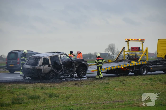Auto brandt volledig uit op snelweg