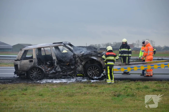Auto brandt volledig uit op snelweg
