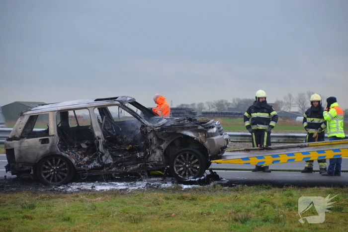 Auto brandt volledig uit op snelweg