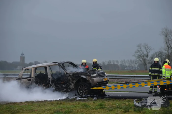 Auto brandt volledig uit op snelweg