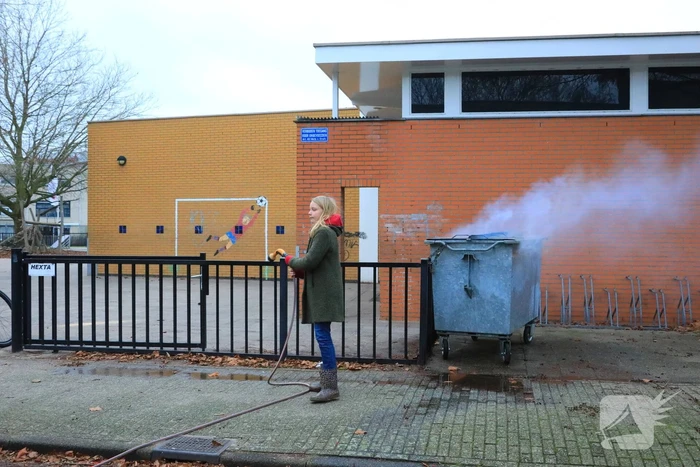 Brandweer breekt container open en blust brand