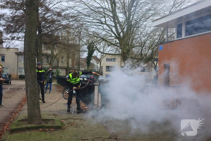 Brandweer breekt container open en blust brand
