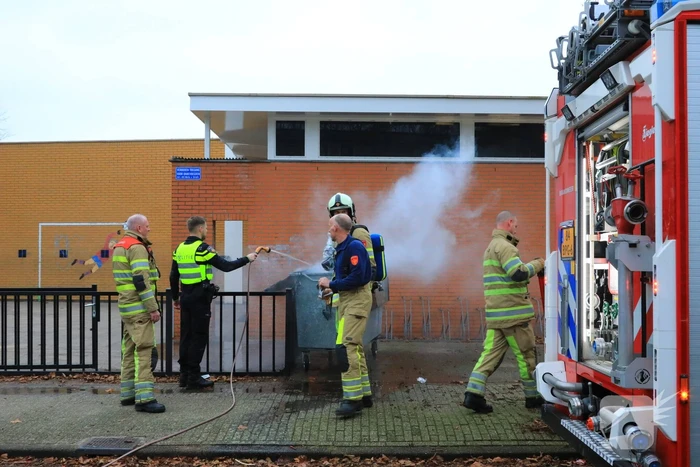 Brandweer breekt container open en blust brand