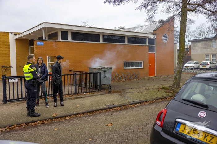 Brandweer breekt container open en blust brand