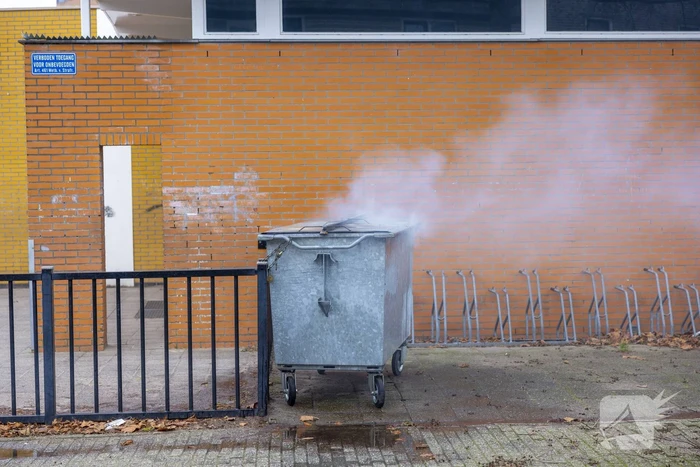 Brandweer breekt container open en blust brand
