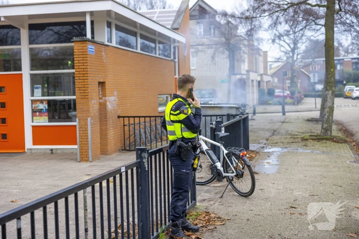 Brandweer breekt container open en blust brand