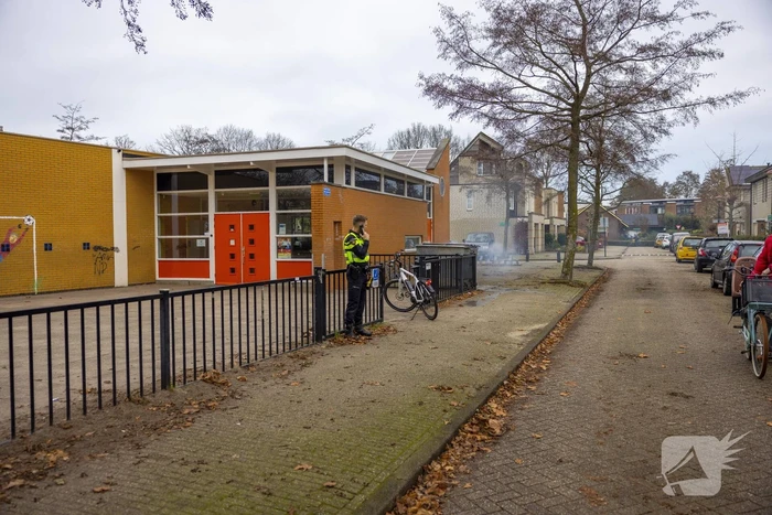 Brandweer breekt container open en blust brand