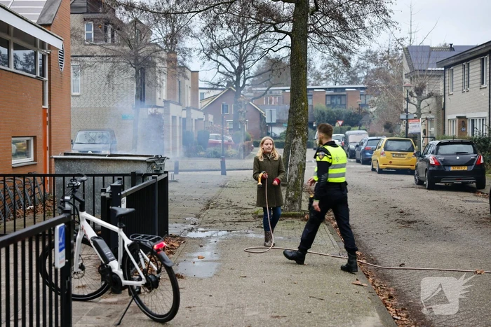 Brandweer breekt container open en blust brand