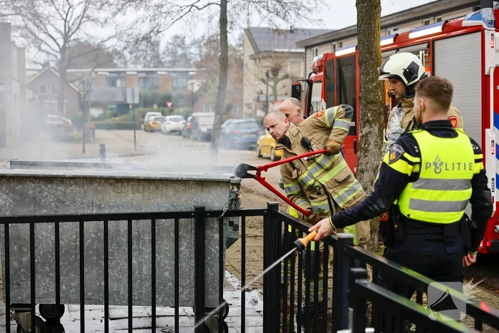 Brandweer breekt container open en blust brand
