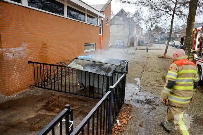 Brandweer breekt container open en blust brand