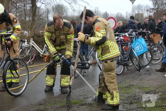 Brandweer blust afvalbrand
