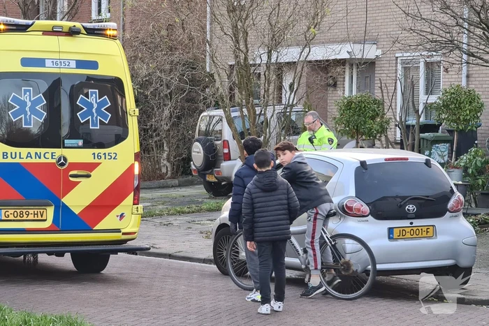 Automobilist rijdt tegen andere auto aan en rijdt door