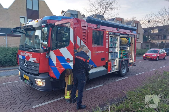 Brandweer verricht metingen in woning