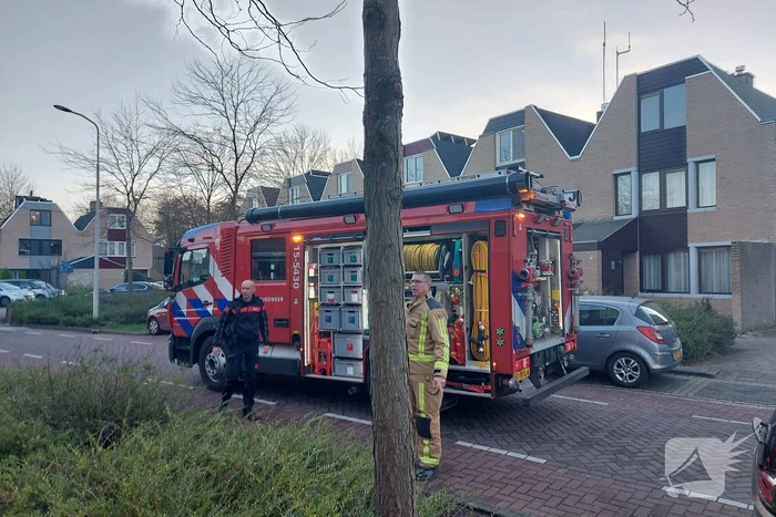 Brandweer verricht metingen in woning