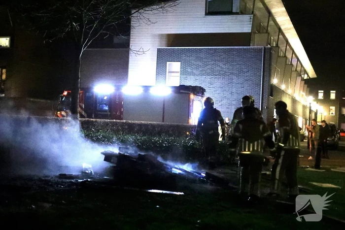 Bestelbus dumpt rotzooi en steekt het in brand