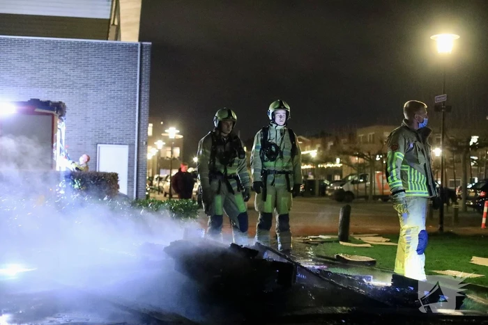 Bestelbus dumpt rotzooi en steekt het in brand