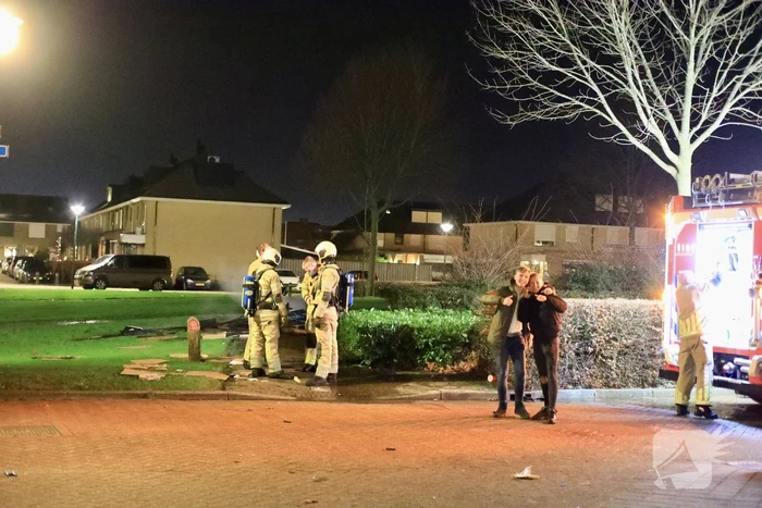 Bestelbus dumpt rotzooi en steekt het in brand