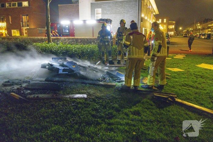 Bestelbus dumpt rotzooi en steekt het in brand