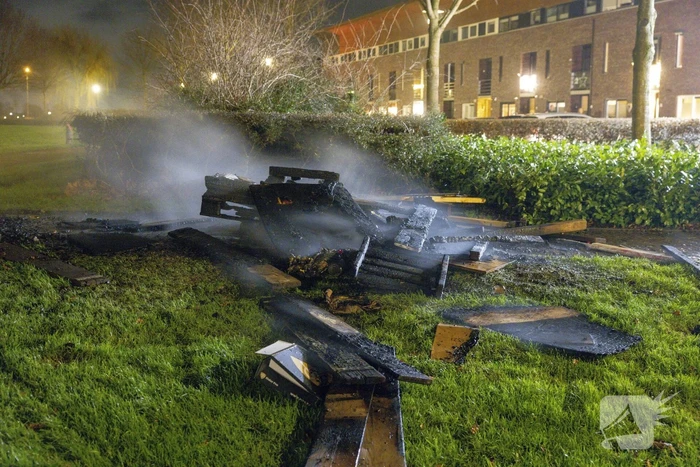 Bestelbus dumpt rotzooi en steekt het in brand