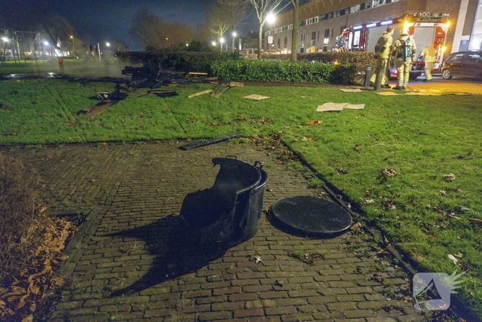 Bestelbus dumpt rotzooi en steekt het in brand