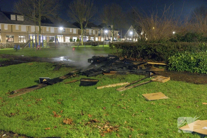 Bestelbus dumpt rotzooi en steekt het in brand