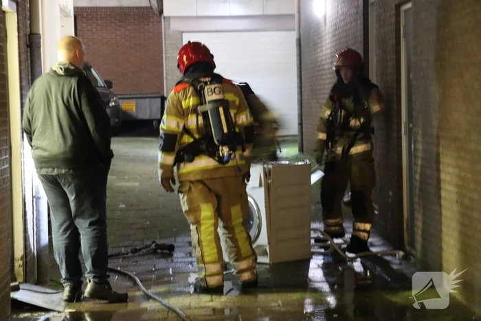 Korte felle wasmachinebrand in bovenwoning