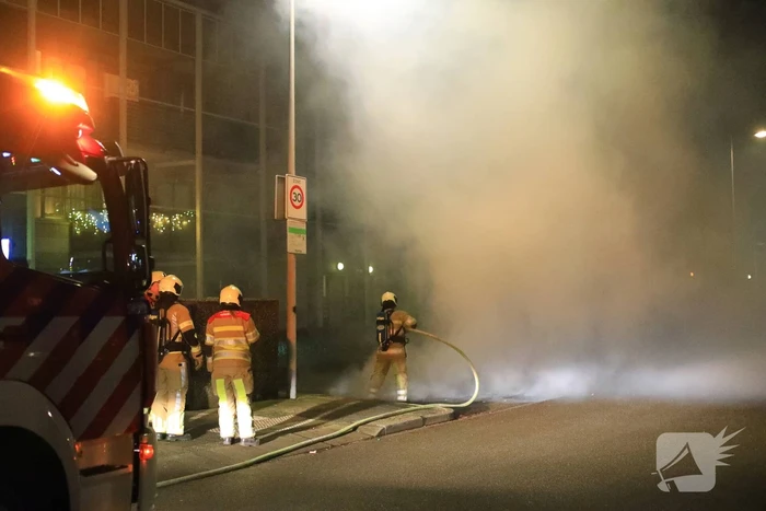 Meerdere pallets in brand gestoken