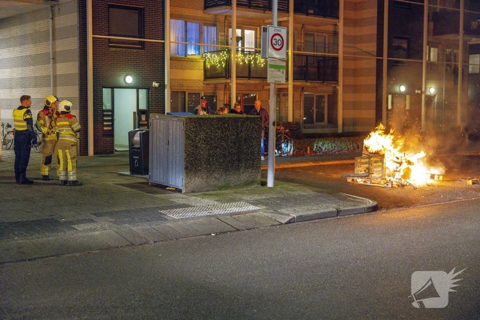 Meerdere pallets in brand gestoken