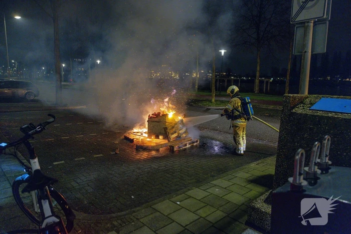 Meerdere pallets in brand gestoken