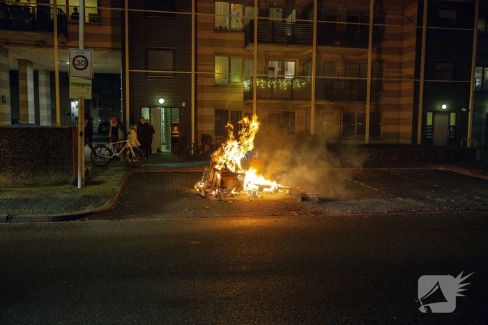 Meerdere pallets in brand gestoken