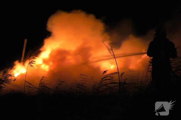 Grote stapel pallets in brand