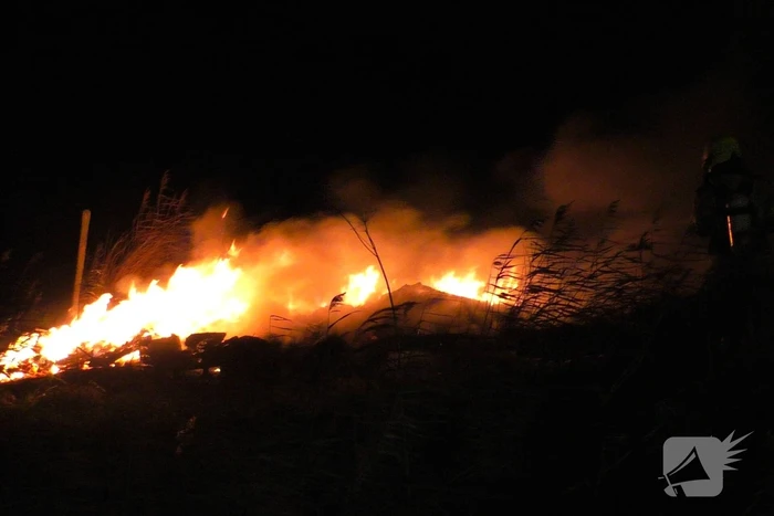 Grote stapel pallets in brand