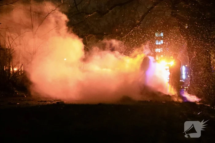 Gedumpte folders in brand gestoken