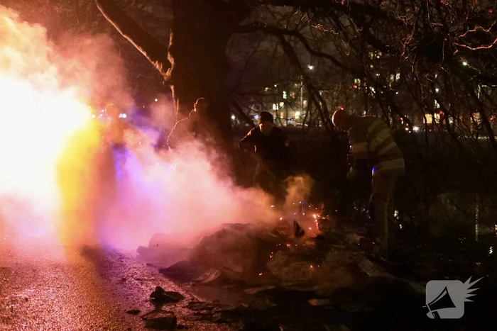 Gedumpte folders in brand gestoken