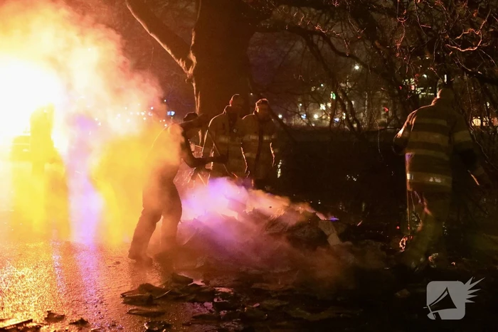 Gedumpte folders in brand gestoken