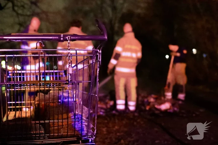 Gedumpte folders in brand gestoken